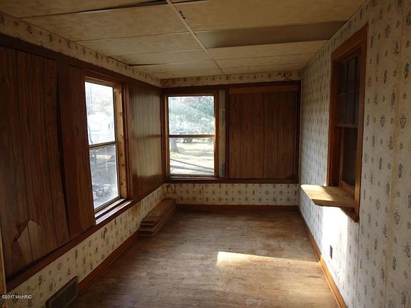 5th image of 463 Riverview Dr