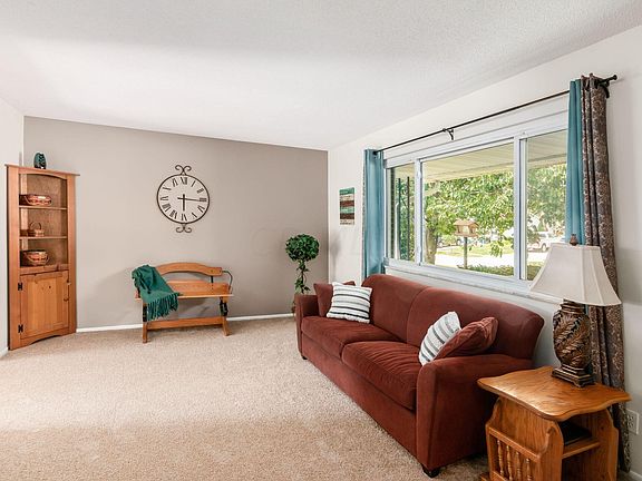 3rd image of 548 Leacrest Pl W