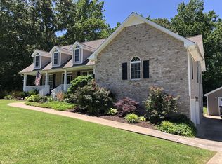 519 Aubrey Ln, Burns, TN 37029