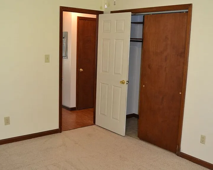 124-126 Corey Circle — Photo 14