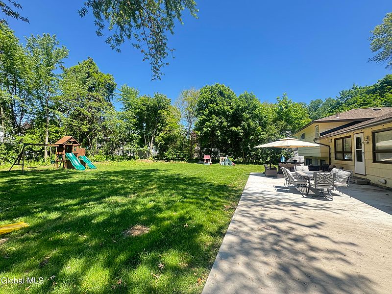 4th image of 14 Rosemere Road