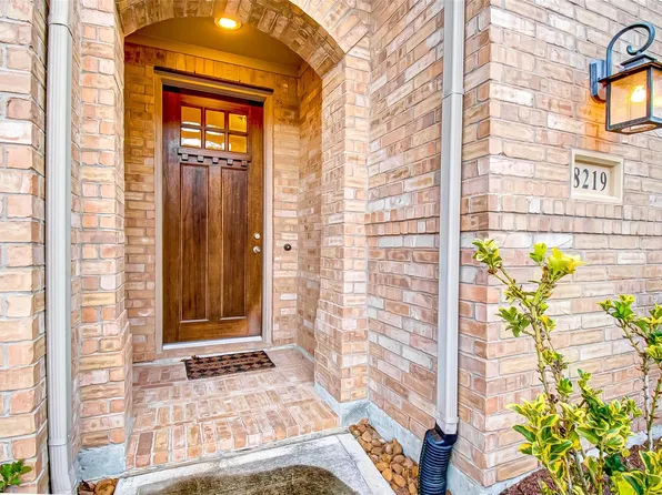 8219 Peppervine Ct, Conroe, TX 77385