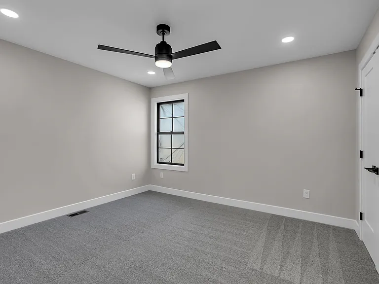 2142 E Beaumont St — Photo 29