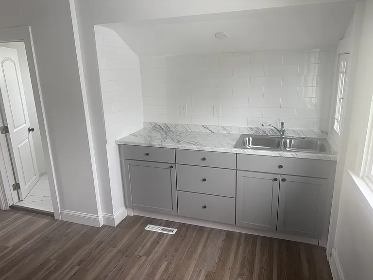 20 Erskine Ave #2 — Photo 3