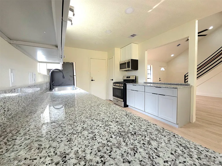 6706 Dinner Creek Ct — Photo 11