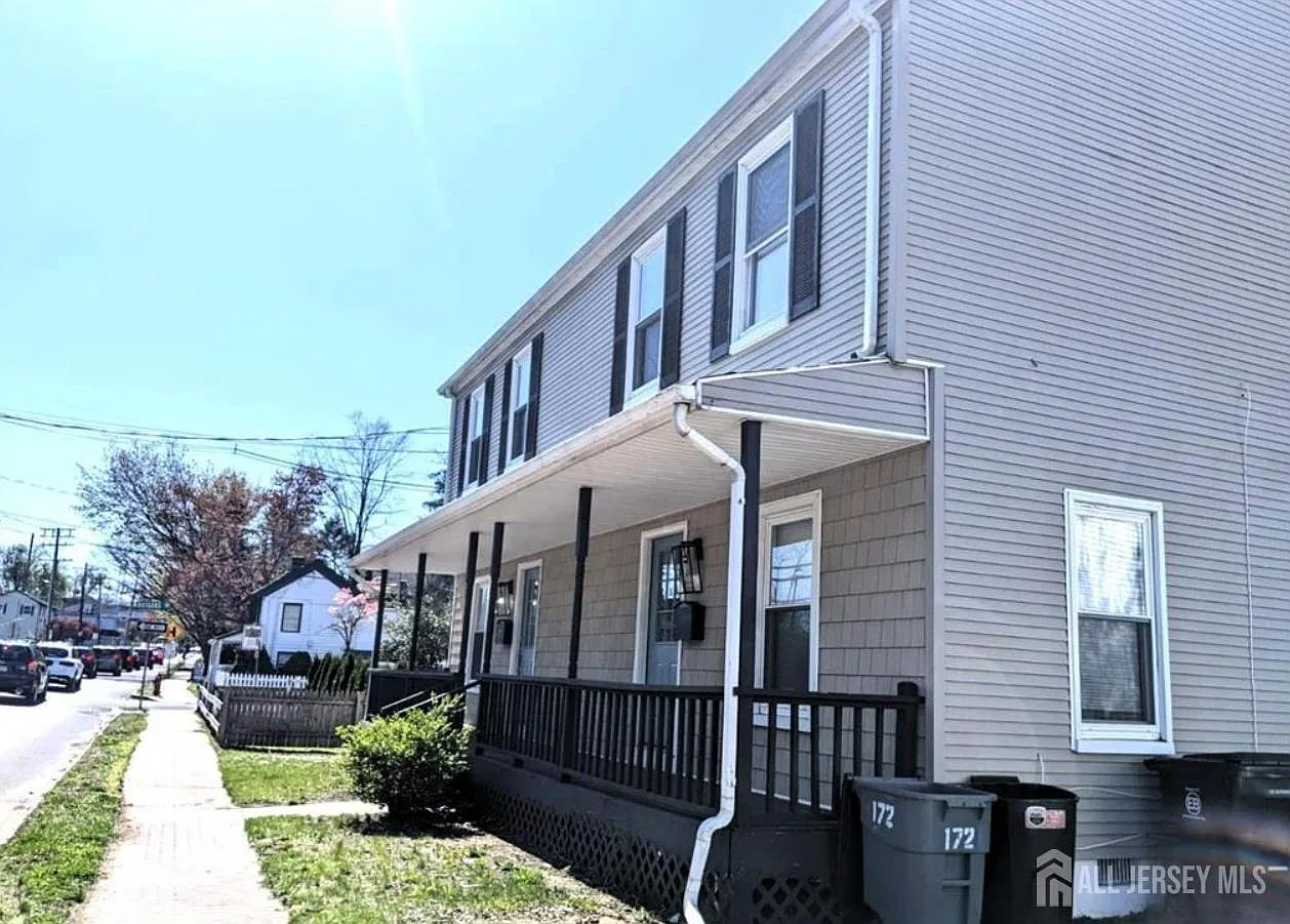 3 bed, 1.5 bath, 2160 sqft, $2,600 — Photo 2