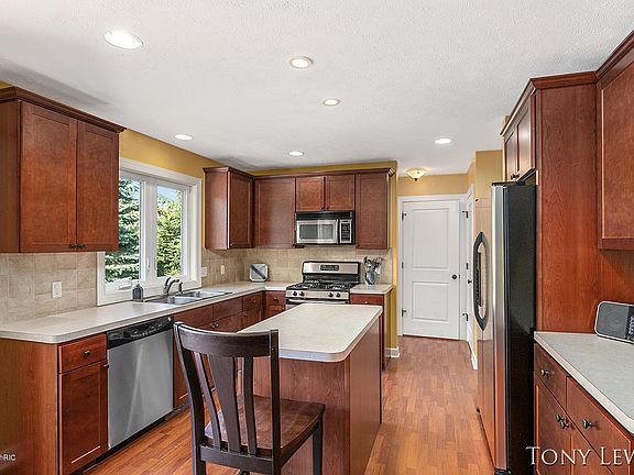 3rd image of 411 Orchard Dr NE