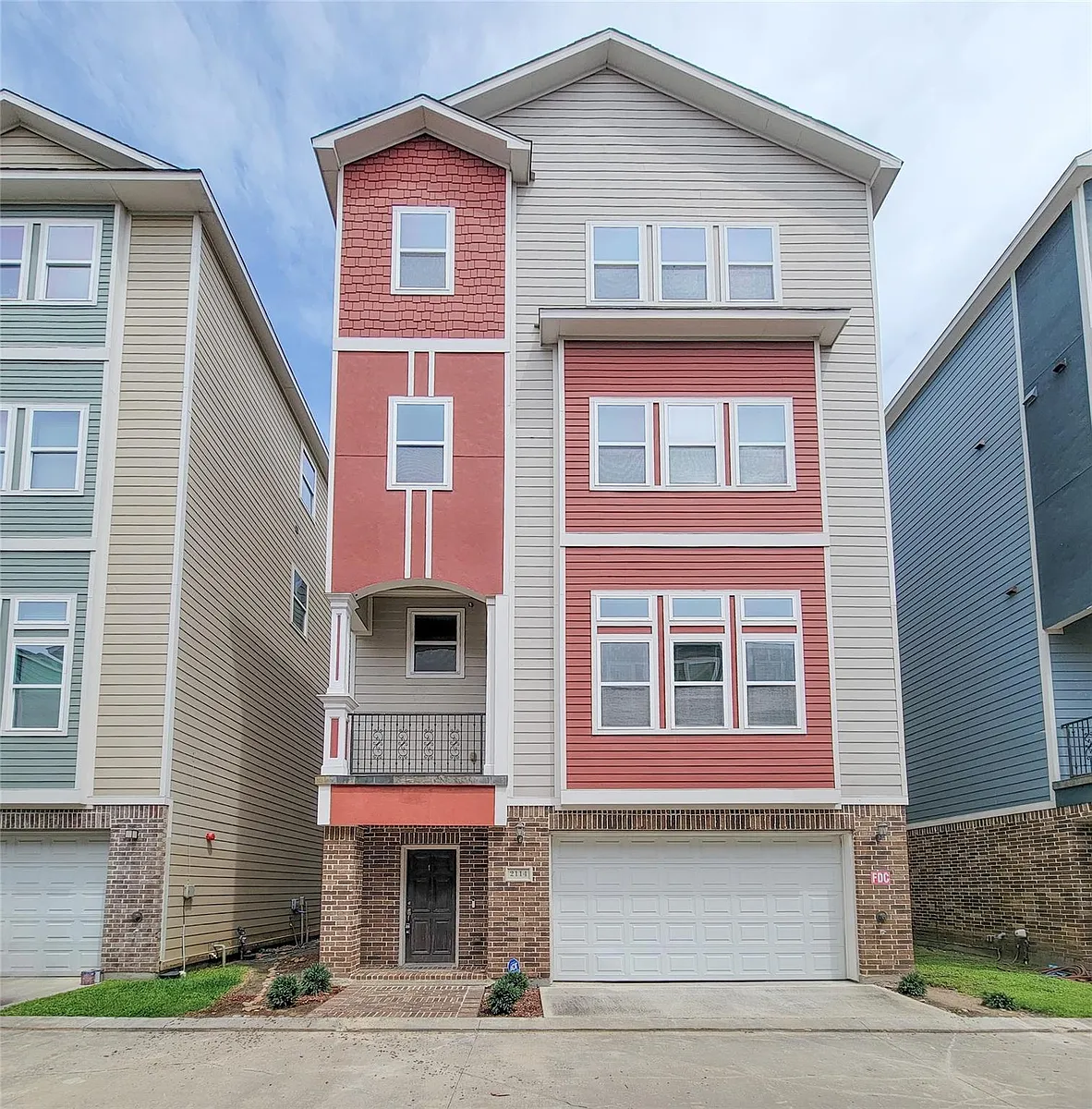 Building Photo - 2114 Bidwell Dr