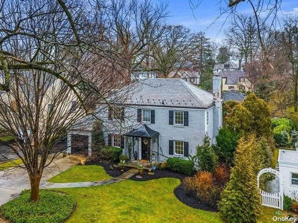 10 Rockywood Road, Manhasset, NY 11030