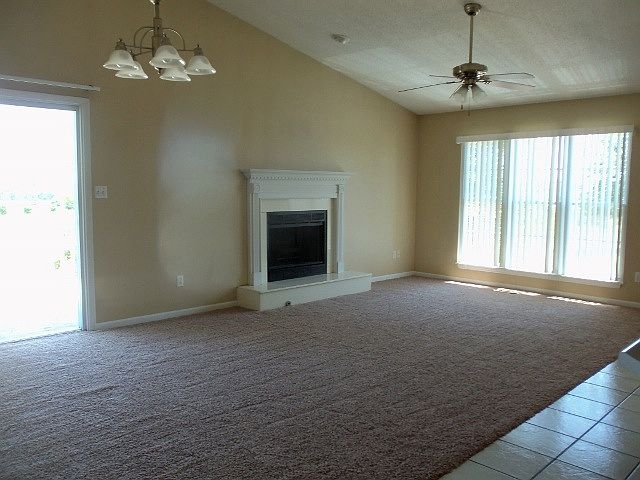 Livingroom withgGas fireplace