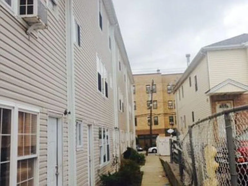3 bed, 1123 sqft, $3,214 — Photo 1