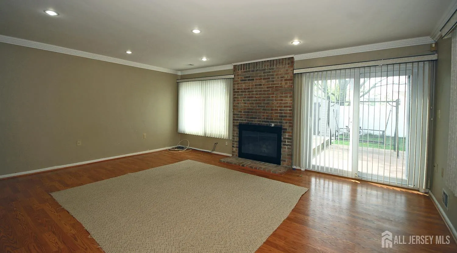3 bed, 3.0 bath, 1760 sqft, $3,500 — Photo 2