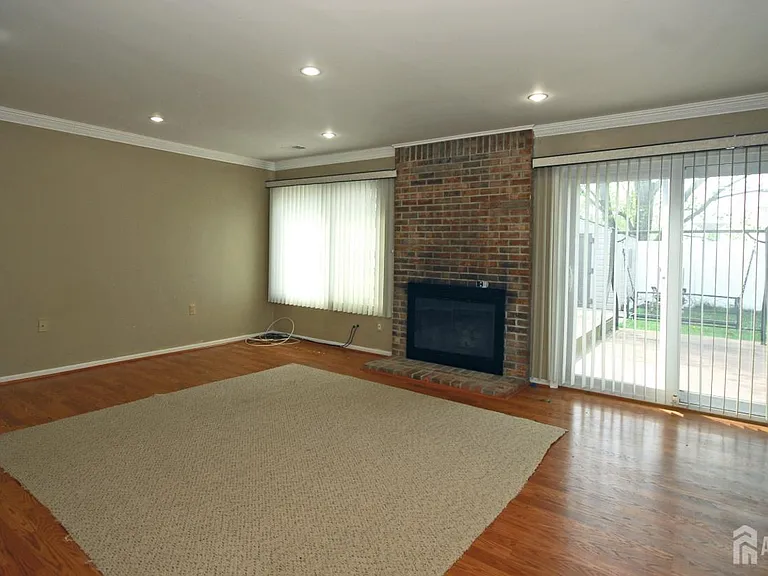 96 Brewster Cir — Photo 2