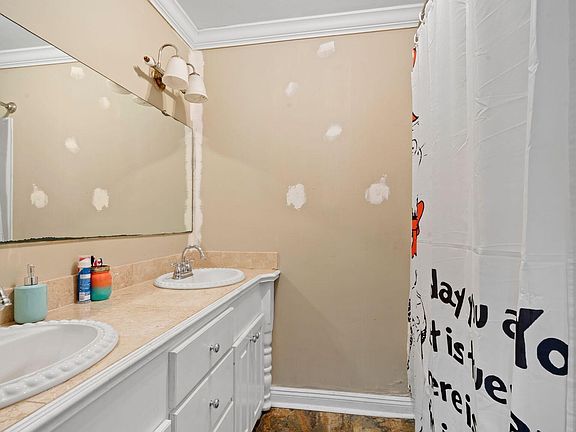 5th image of 36 Hillcrest Dr