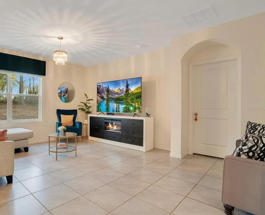4 bed, 1827 sqft, $2,500 — Photo 2