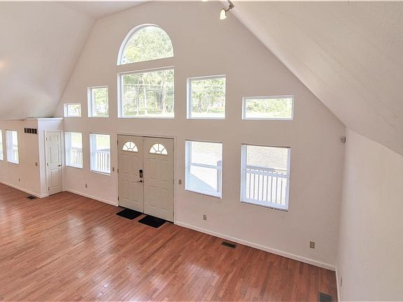 5th image of 271 Maloney Ln