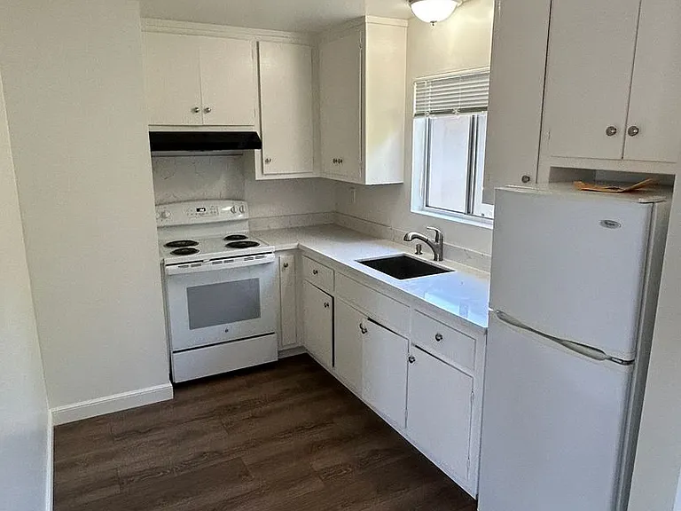 1215 Laguna Ave — Photo 3