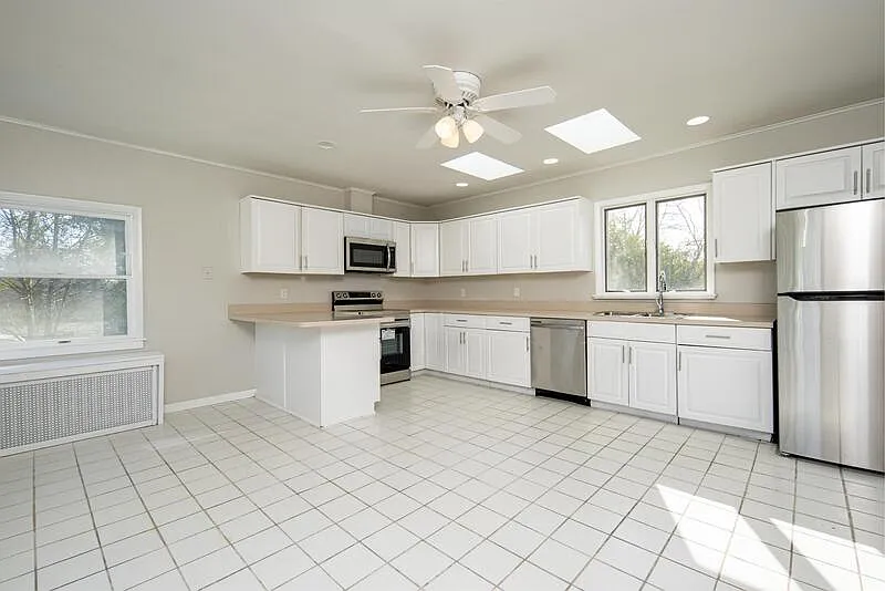 3 bed, 1.0 bath, 1500 sqft, $2,245 — Photo 3