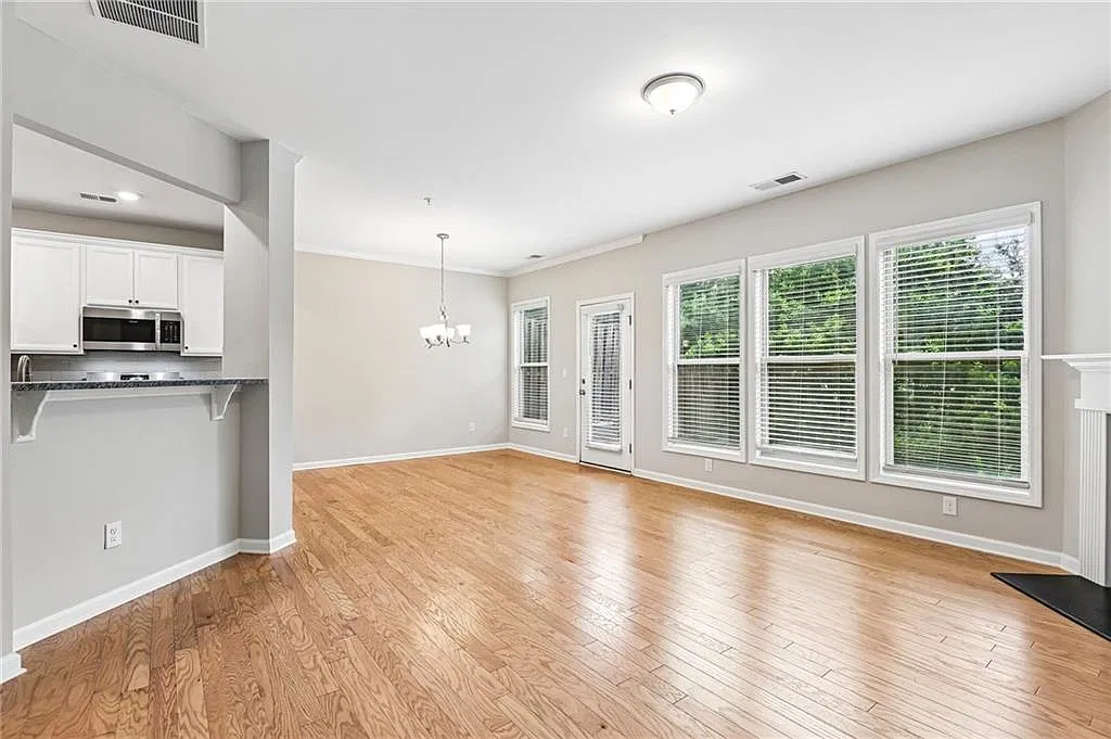 3 bed, 2.5 bath, 1996 sqft, $2,100 — Photo 4