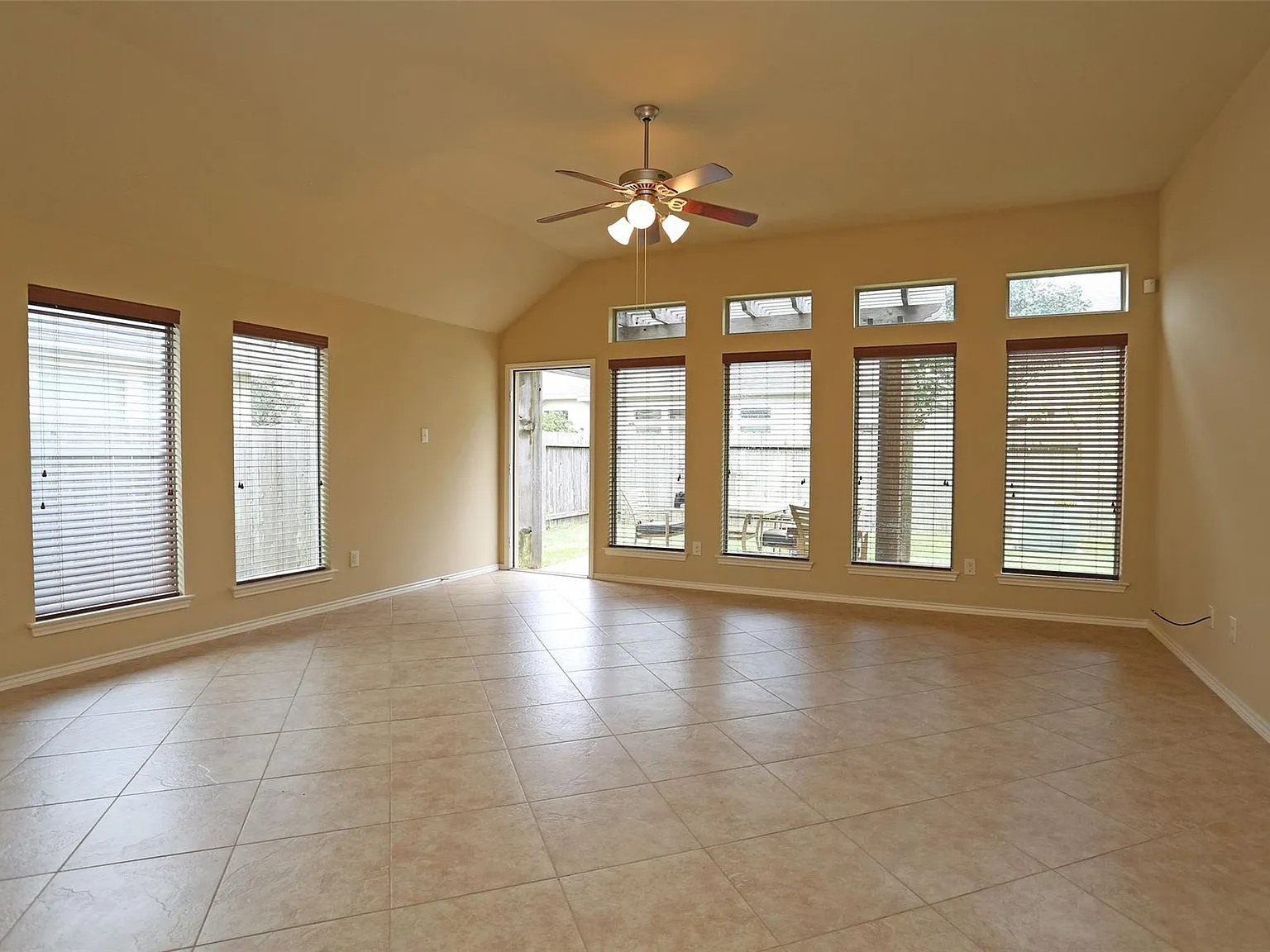 4 bed, 2.0 bath, 2339 sqft, $2,535 — Photo 3