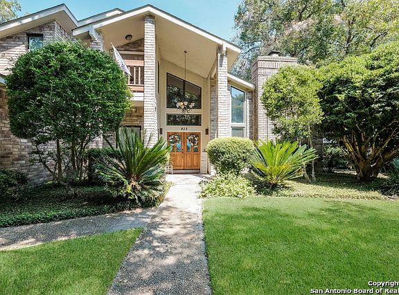 3rd image of 823 Candlewood Cir