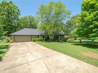 939 E Oaks Manor Dr, Fayetteville, AR 72703