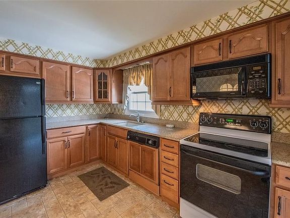 4th image of 20 Lancewood Dr