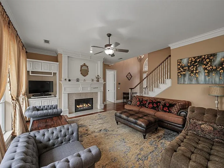 1335 Bradford Dr — Photo 3
