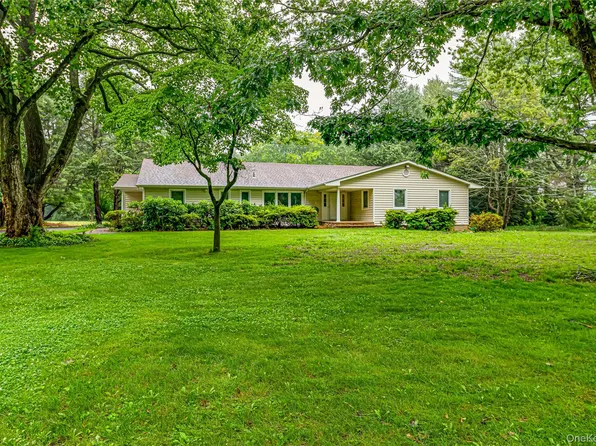 8 Woodvale Drive, Laurel Hollow, NY 11791