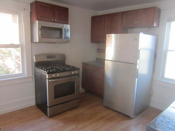 2nd image of 15-17 Hawthorne Pl Unit 2