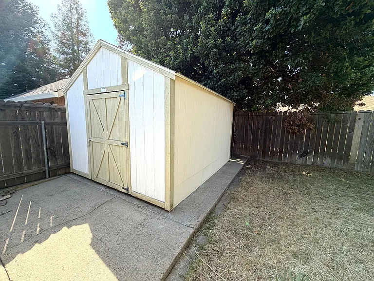 1704 Castle Ct — Photo 34