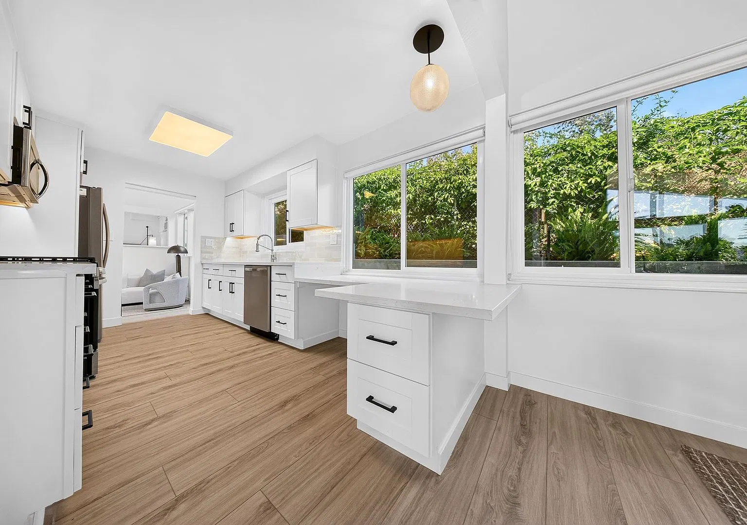 Fully Furnished Neutra Residence with Unobstructed Ocean Views — Photo 1