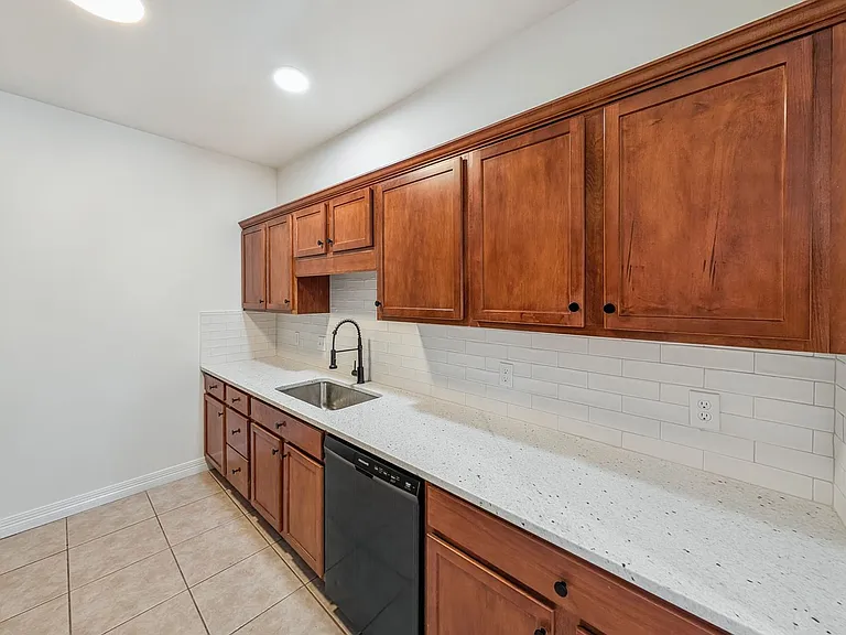 904 W Dixson St — Photo 9