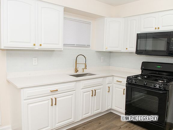 3rd image of 16225 Clifton Park Ave