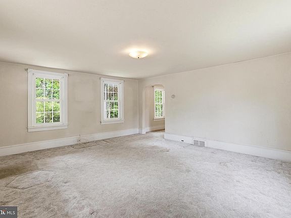 4th image of 523 Hay Rd