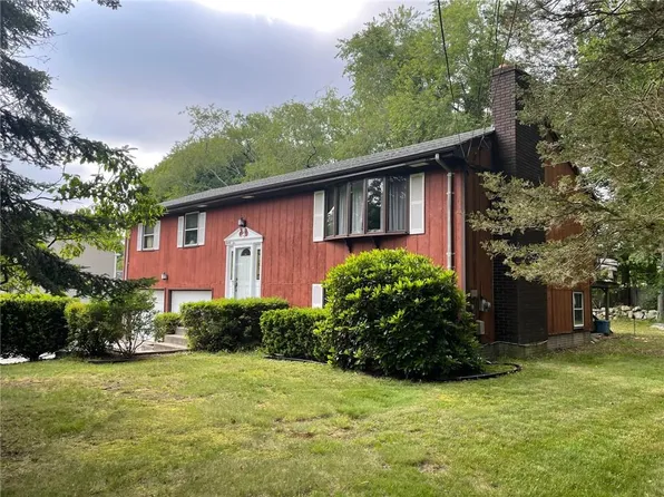 26 Fairway Dr, Tiverton, RI 02878