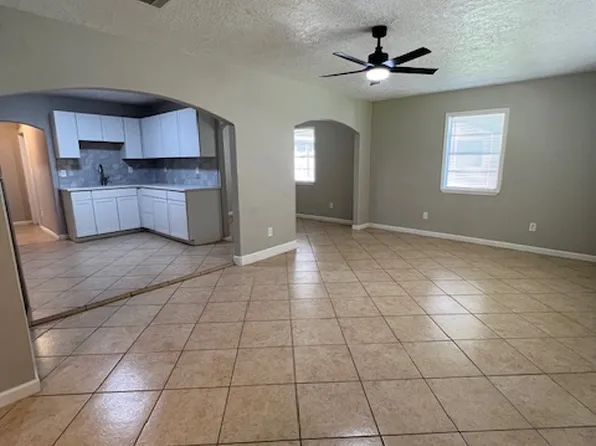 1205 W Wrenway Ave, Orange, TX 77630