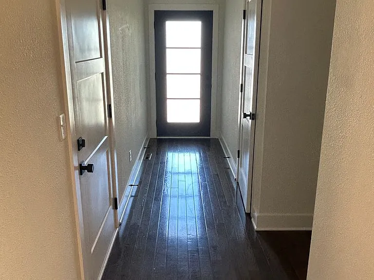 109-111 Oakwood Ct — Photo 2