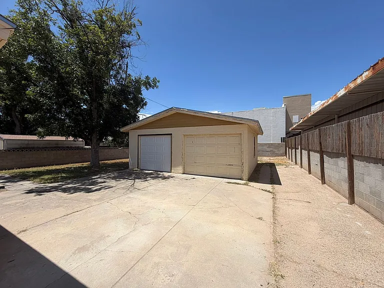 1031 Spring St — Photo 16