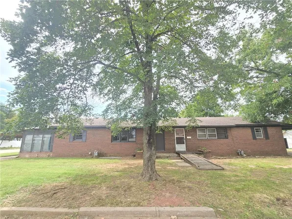 401 W 1st St, Cherryvale, KS 67335
