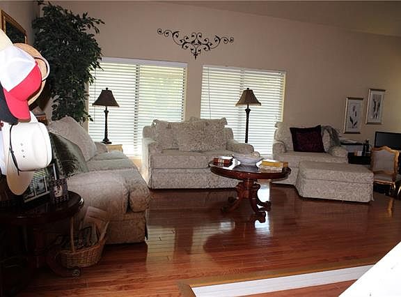 4th image of 3706 Fairfield Dr