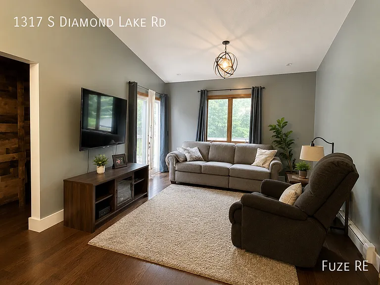 1317 S Diamond Lake Rd — Photo 2