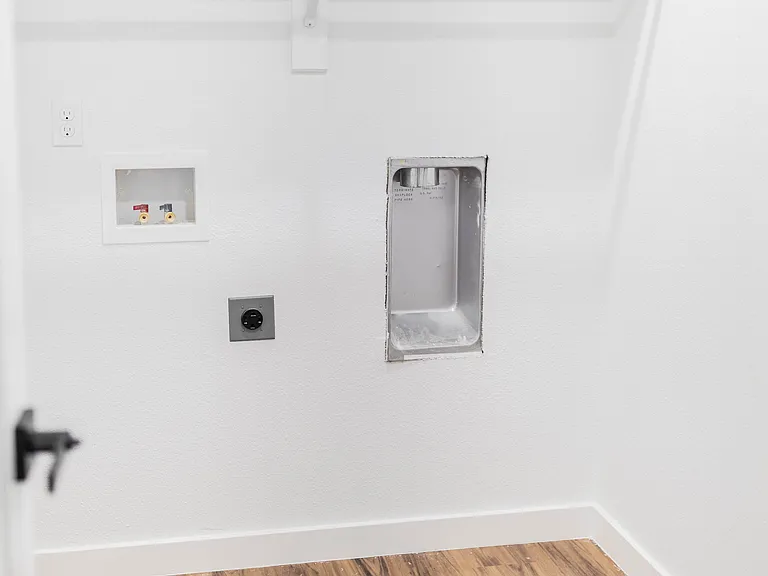 1413 Emelyn Ln — Photo 10