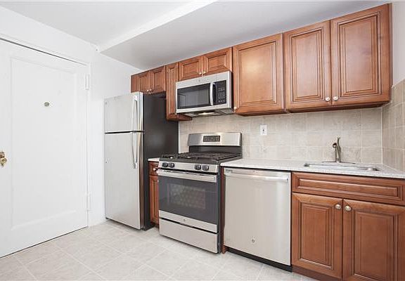 3rd image of 6707 Yellowstone Blvd APT 2D