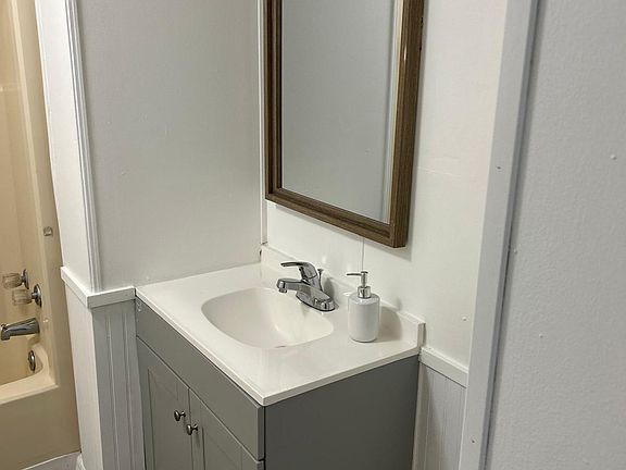 4th image of 211 Ellsworth Dr #2