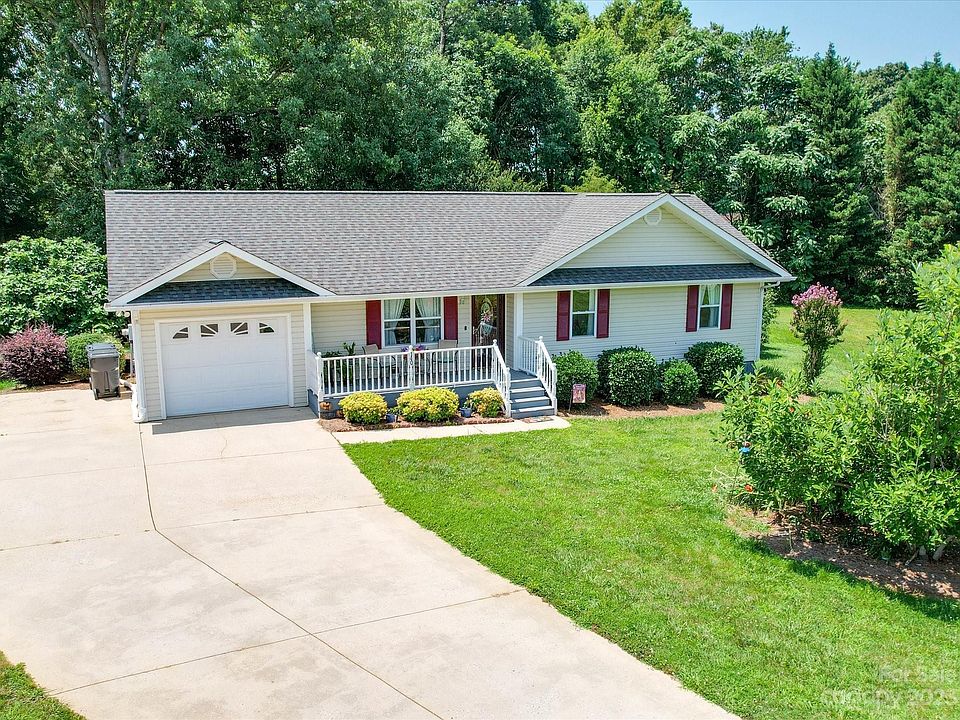 1st image of 140 Hyde Ln