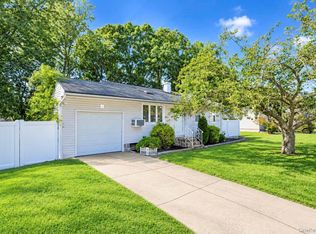 8 Norwalk Ln, Selden, NY 11784
