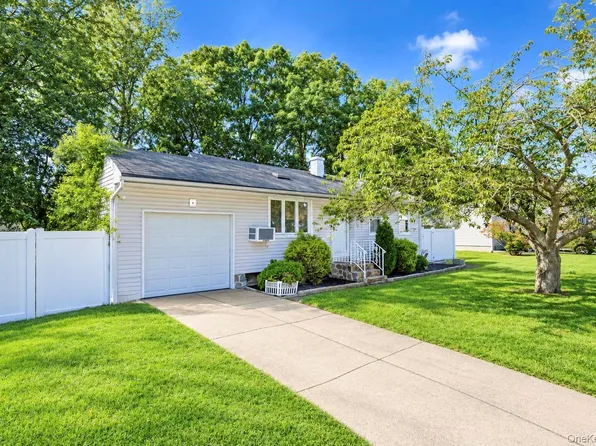 8 Norwalk Lane, Selden, NY 11784