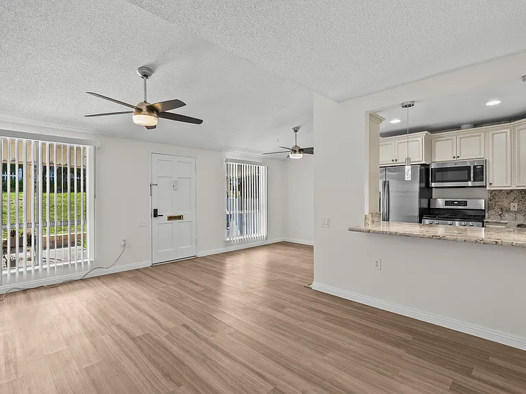 19156 Avenue Of The Oaks #B — Photo 8