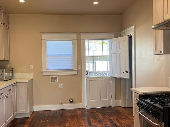 3rd image of 204 W Sepulveda St